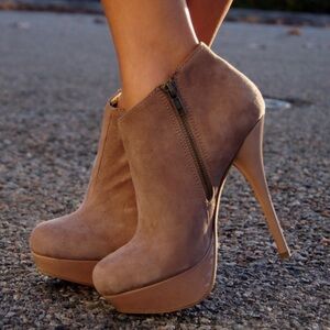 Steve Madden Chelseey blush suede booties Sz 8.5